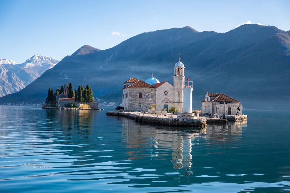 Ez a kép a Sziklák Boldogasszonya (Gospa od Škrpjela) templomot ábrázolja a Szirti Madonna-szigeten, Kotori-öbölben, Montenegróban.  - Z(s)eppelin utazás