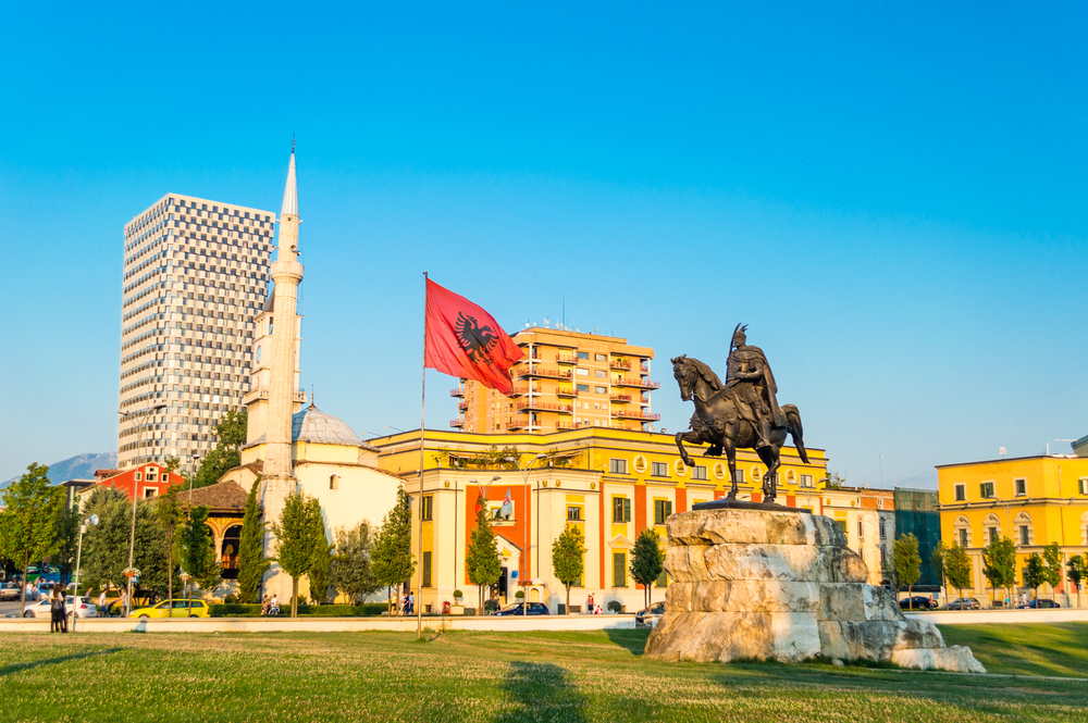 Ez a kép a tiranai Skanderbeg teret ábrázolja, amely a város főtere.  - Z(s)eppelin utazás