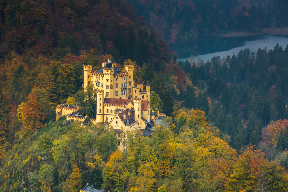 Ez a kép a Hohenschwangau kastélyt ábrázolja, amely Németország Bajorország tartományában található, a Neuschwanstein kastély közelében.  - Z(s)eppelin utazás