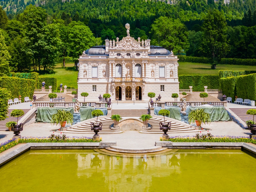 Ez a Linderhof-palota, amely Bajorországban, Németországban található.  - Z(s)eppelin utazás
