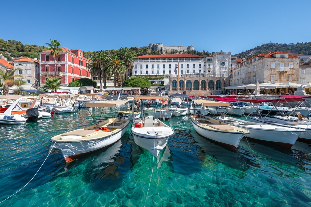 Ez egy pillanatkép a horvátországi Hvar városának kikötőjéről.  - Z(s)eppelin utazás