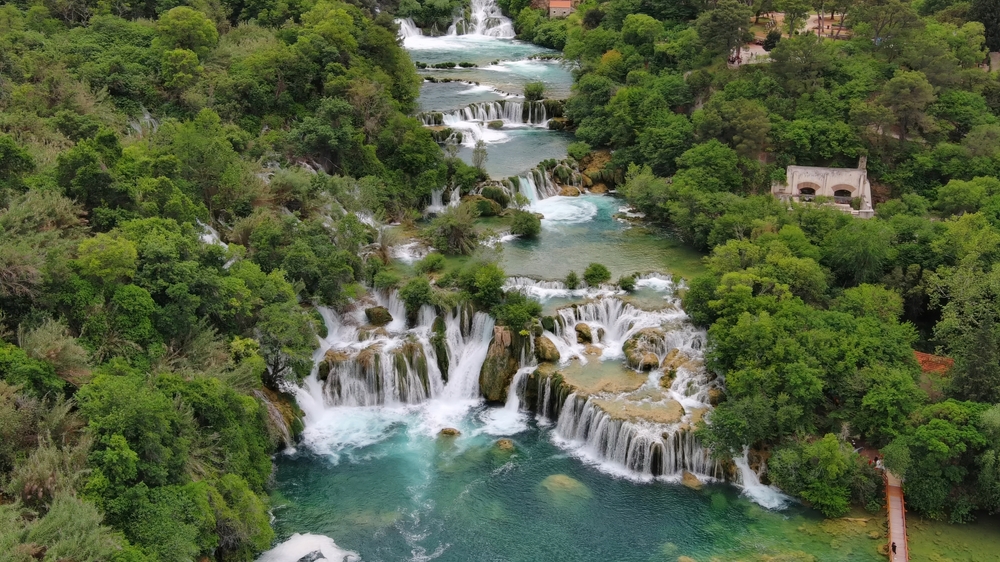 A képen a Krka Nemzeti Park egyik leghíresebb és leglátogatottabb vízesése, a Skradinski buk látható.  - Z(s)eppelin utazás