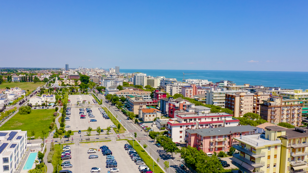 A képen az olaszországi Lido di Jesolo üdülőváros látható, amely népszerű tengerparti úti cél az Adriai-tenger mentén. - Z(s)eppelin utazás