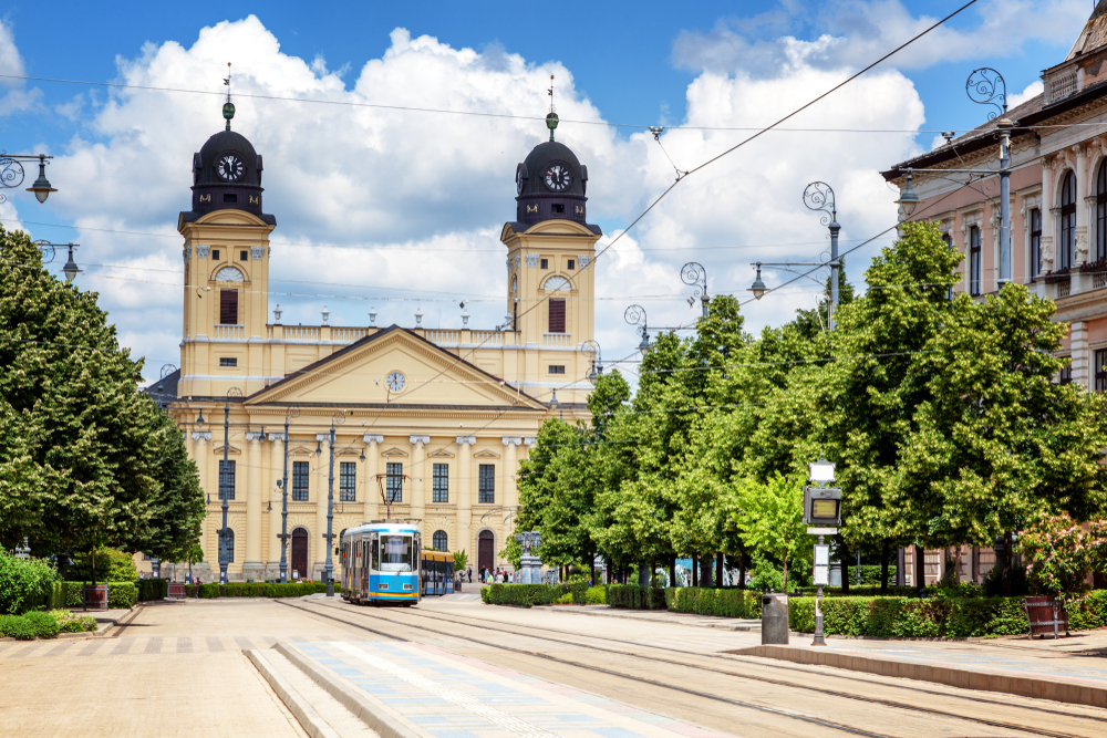 A képen a Debreceni Református Nagytemplom látható, amely Debrecen egyik legikonikusabb épülete. - Z(s)eppelin utazás