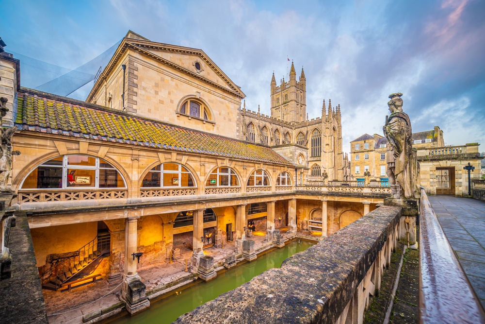 A képen a Római Fürdő (Roman Baths) látható az angliai Bath városában.  - Z(s)eppelin utazás