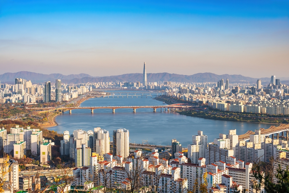 Ez a szöuli (Dél-Korea) városképet ábrázoló kép, kilátással a Han folyóra a Maebong-hegyi parkból.  - Z(s)eppelin utazás