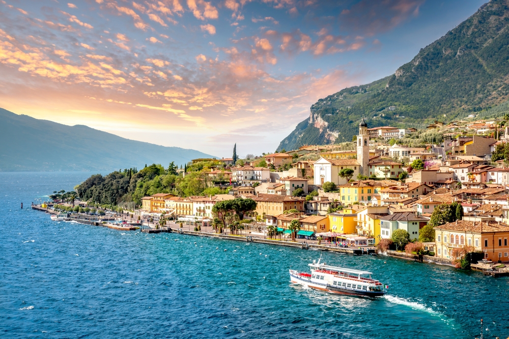 Ez egy pillanatkép a festői Limone sul Garda városáról, amely az olaszországi Garda-tó partján fekszik.  - Z(s)eppelin utazás