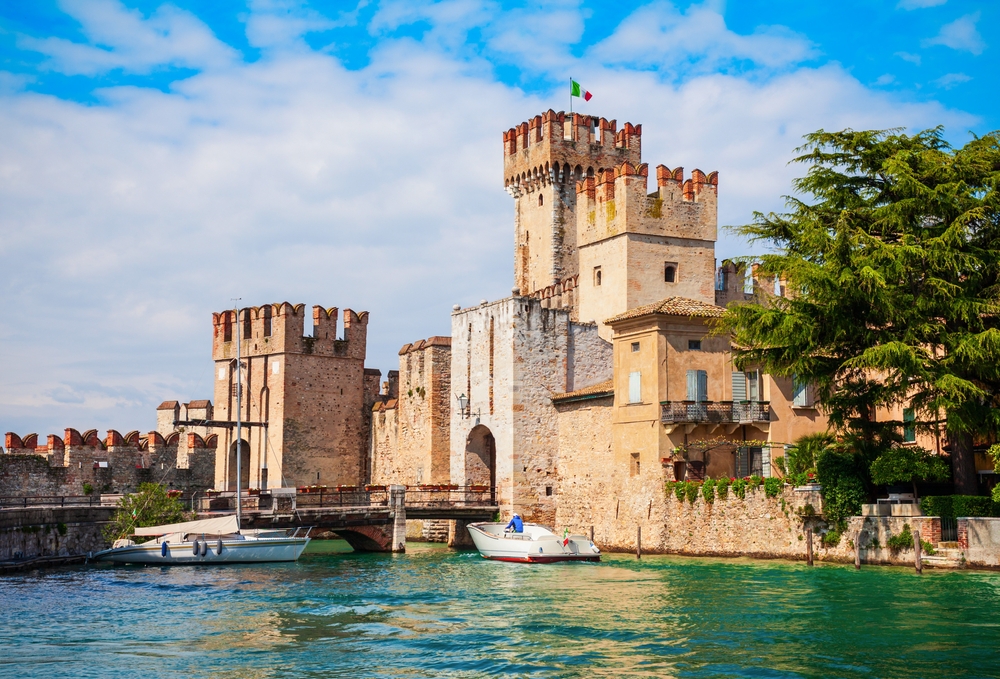 A képen a Scaliger-kastély (Castello Scaligero) látható Sirmione városában, Olaszországban.  - Z(s)eppelin utazás