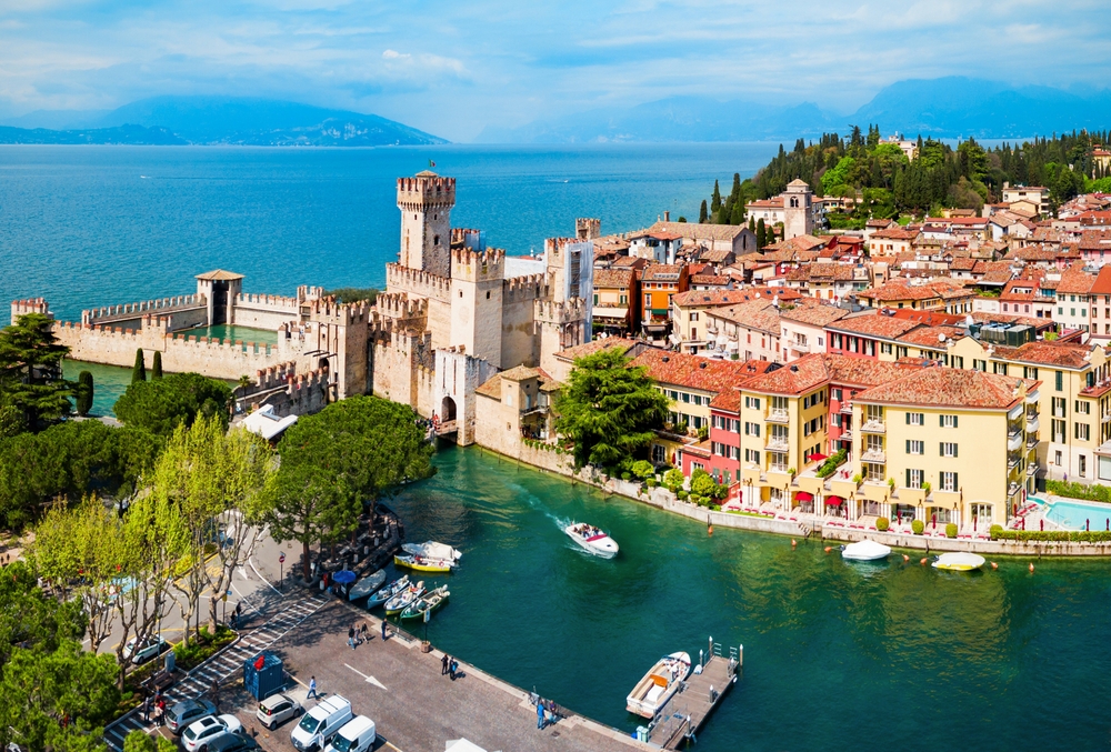 Ez a kép Sirmione városát ábrázolja, amely a Garda-tó déli partján található gyönyörű helyszín.  - Z(s)eppelin utazás