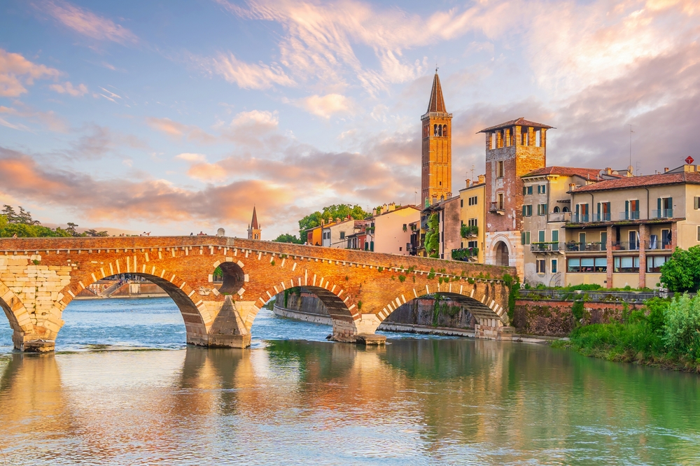 Ez a kép a veronai (Olaszország) Ponte Pietra hidat ábrázolja, az Adige folyón átívelve, naplementekor.  - Z(s)eppelin utazás