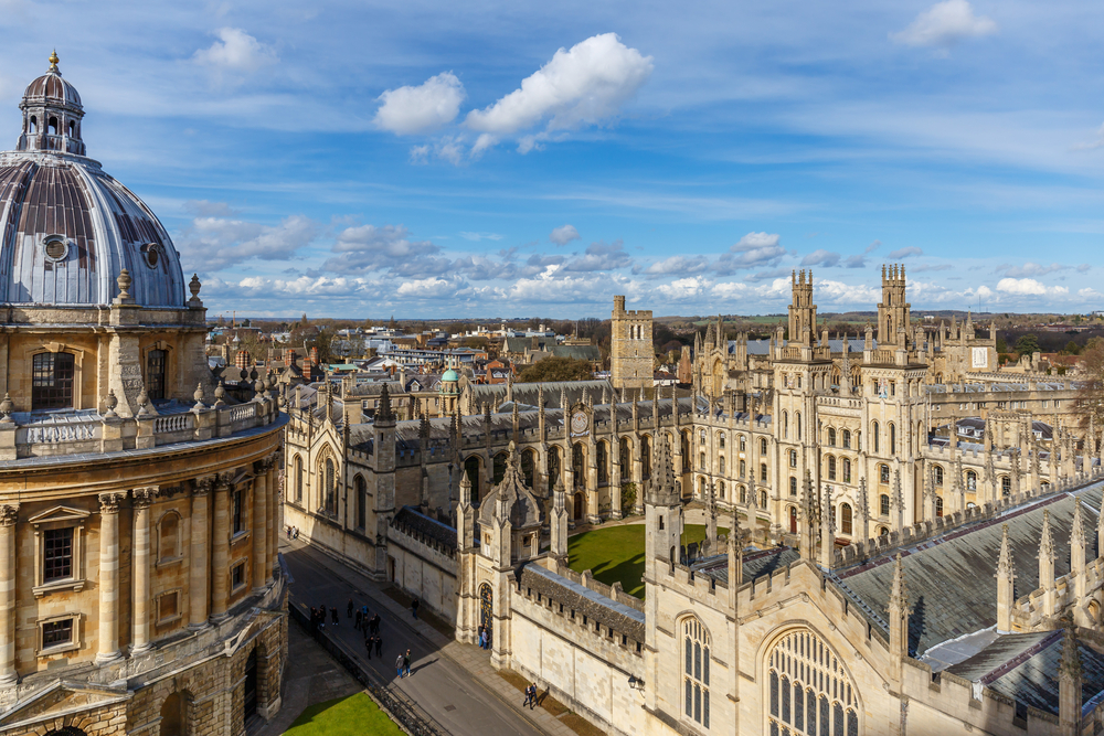 A képen az angliai Oxford városának történelmi központja látható, különös tekintettel a Radcliffe Camera épületére és a környező egyetemi épületekre. - Z(s)eppelin utazás