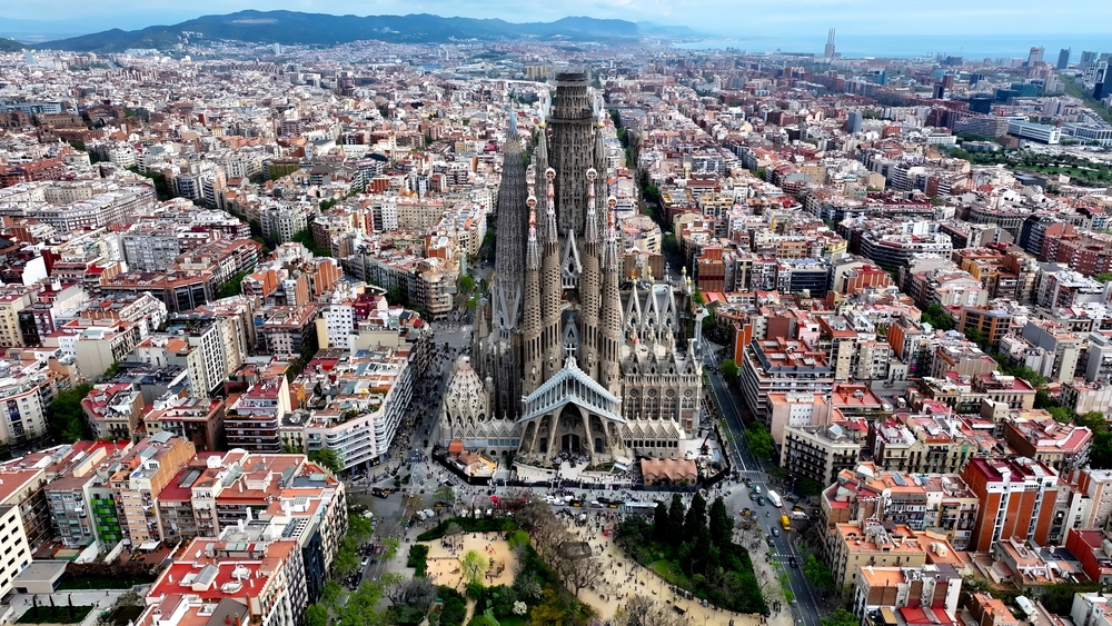 A képen a Sagrada Família bazilika látható Barcelonában, Spanyolországban.  - Z(s)eppelin utazás