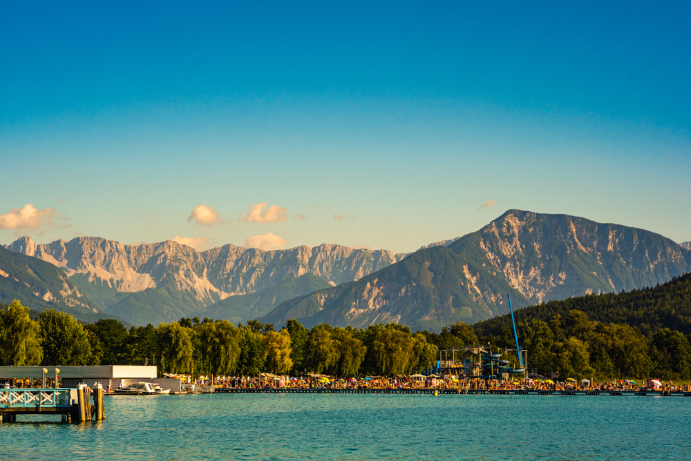 A képen látható táj a Wörthi-tó (Wörthersee), amely Karintia legnagyobb tava Ausztriában.  - Z(s)eppelin utazás