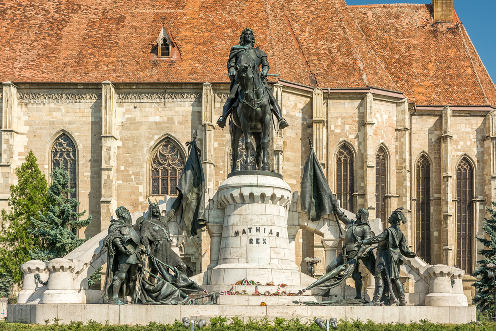 A képen a kolozsvári Mátyás király emlékmű látható.  - Z(s)eppelin utazás