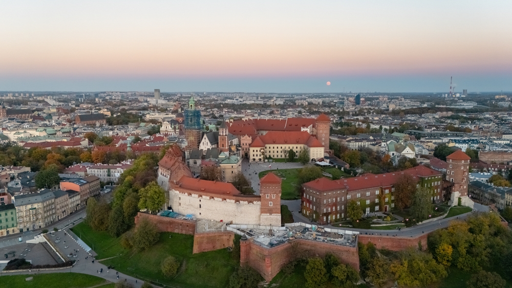 A képen a krakkói Wawel Királyi Palota látható, amely Lengyelország egyik legikonikusabb látnivalója.  - Z(s)eppelin utazás