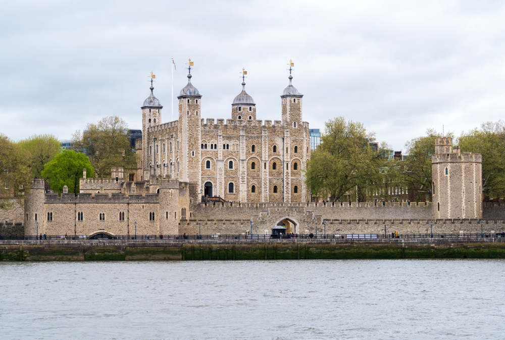 A képen a Tower of London (Londoni Tower) látható, amely a Temze folyó partján áll.  - Z(s)eppelin utazás
