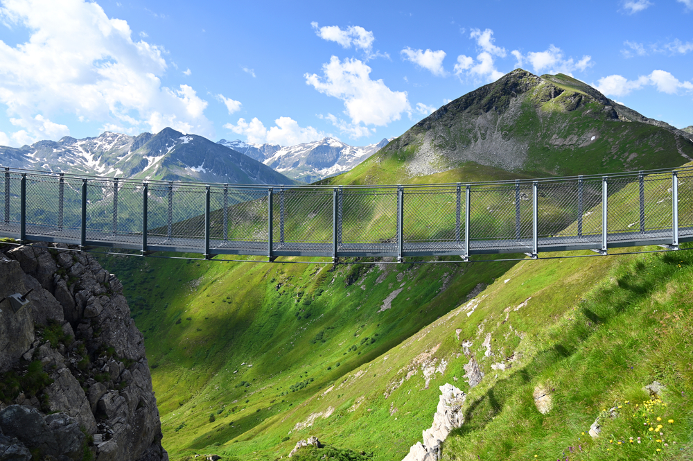 A képen a Stubnerkogel függőhíd látható, amely Ausztriában, Bad Gastein közelében található.  - Z(s)eppelin utazás