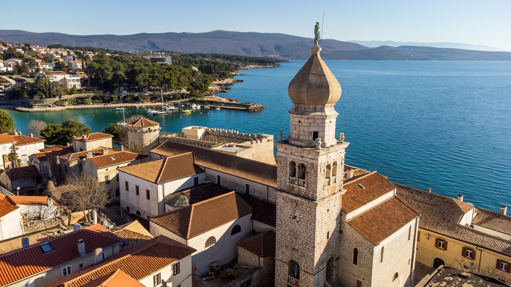 Ez a kép Krk városát ábrázolja a Krk-szigeten, amely a Kvarner-öbölben található Horvátországban. - Z(s)eppelin utazás