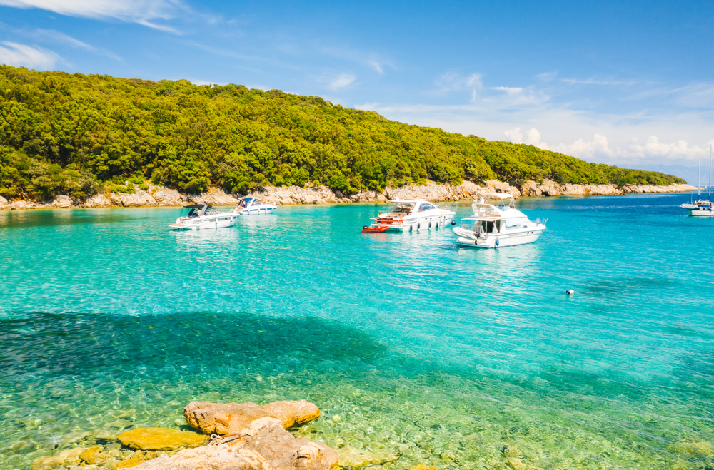 Ez a kép egy pillanatot örökít meg a Punta Križa strandon (Horvátország), amely a kristálytiszta, türkizkék vizéről és a sűrű növényzetéről ismert.  - Z(s)eppelin utazás