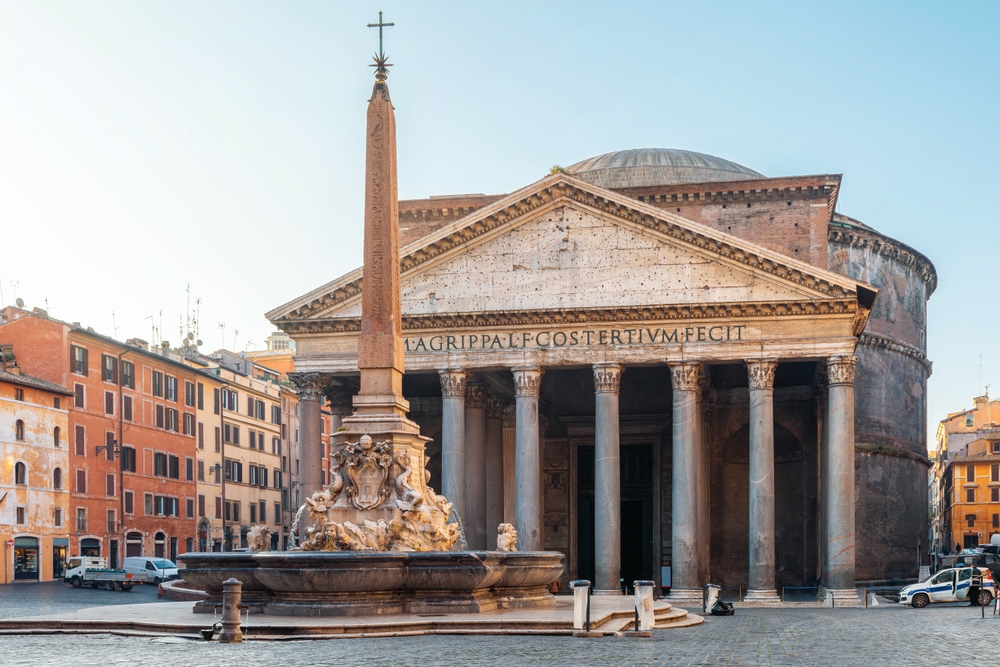 Ez a kép a római Pantheon épületét és az előtte álló Fontana del Pantheon szökőkutat ábrázolja a Piazza della Rotonda téren. - Z(s)eppelin utazás