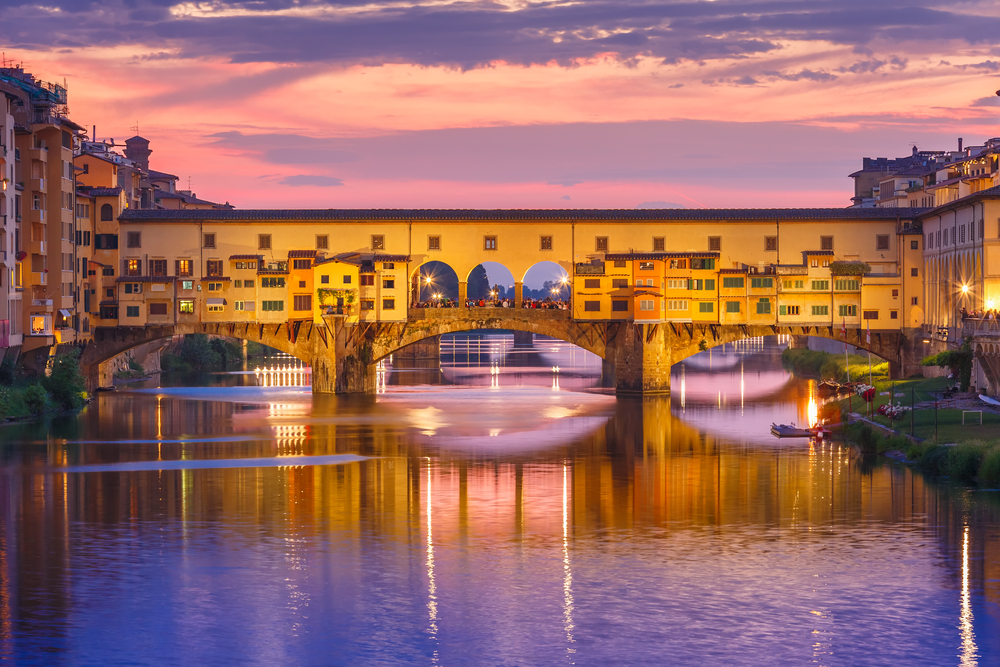 A képen a firenzei Ponte Vecchio (Öreg híd) látható naplementekor az Arno folyó felett.  - Z(s)eppelin utazás