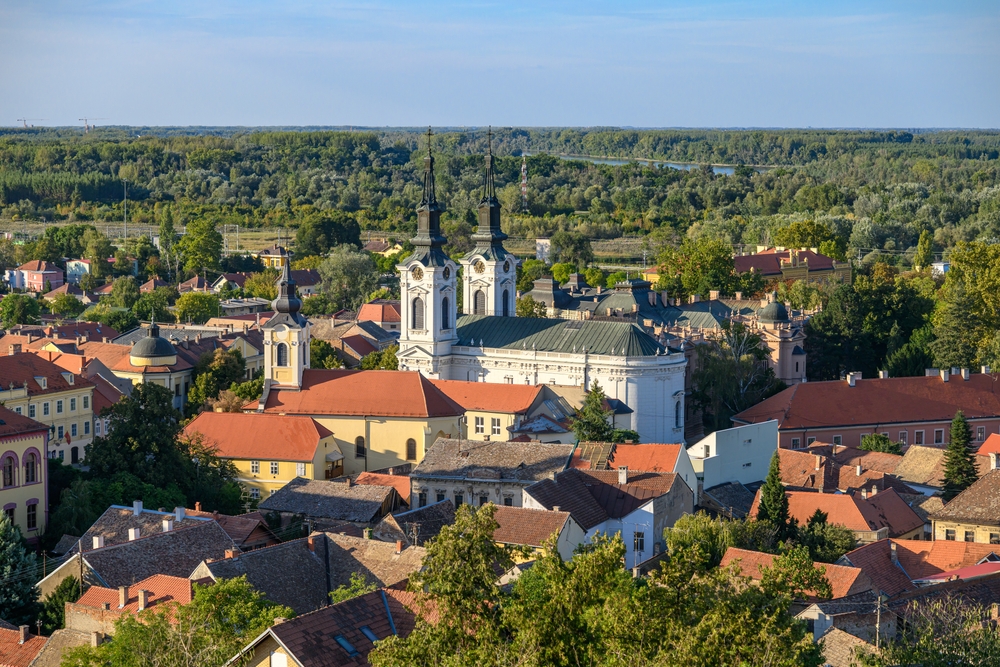 A képen Karlóca (Sremski Karlovci) látható, Szerbiában, a Vajdaság régióban, a Duna partján.  - Z(s)eppelin utazás