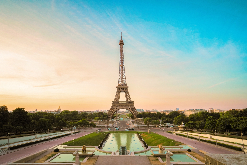 A képen a párizsi Eiffel-torony látható napkeltekor. - Z(s)eppelin utazás