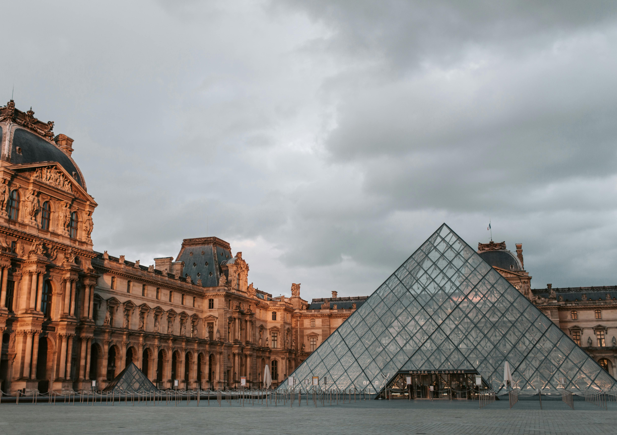 A képen a párizsi Louvre Múzeum látható az ikonikus üvegpiramissal.  - Z(s)eppelin utazás