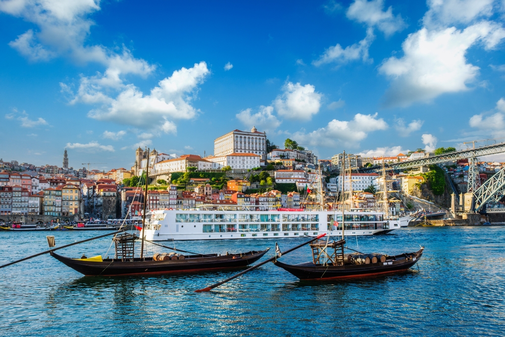Ez a kép a portugáliai Porto városát és a Douro folyót ábrázolja.  - Z(s)eppelin utazás