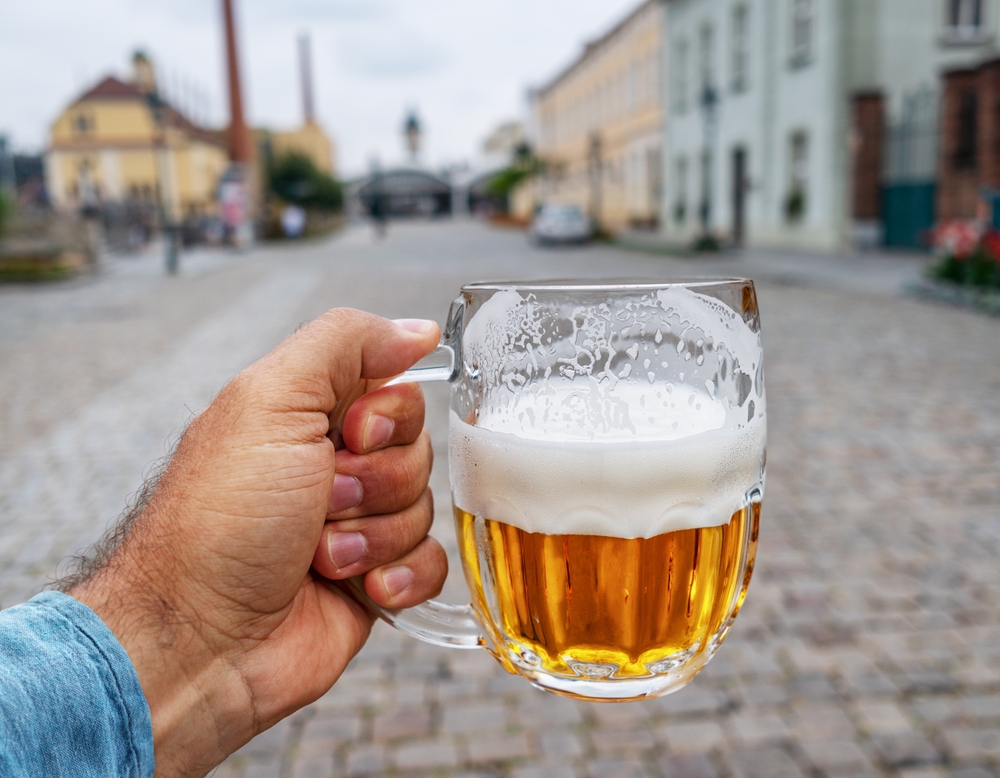 A képen egy habos Pilsner Urquell sör látható, amelyet egy cseh sörfőzde készít.  - Z(s)eppelin utazás