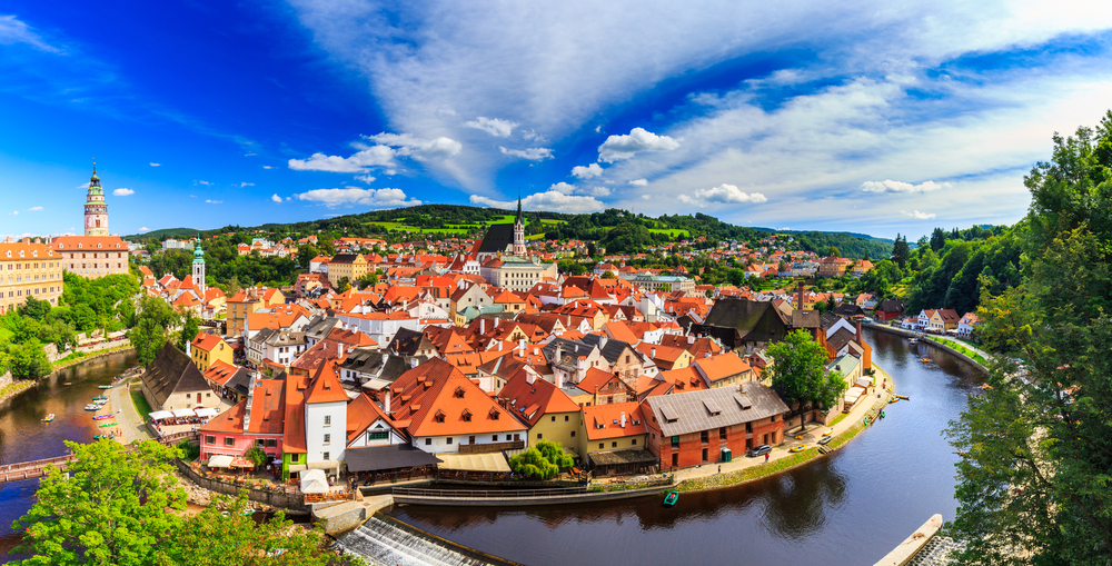 A képen Český Krumlov festői városa látható Csehországban.  - Z(s)eppelin utazás