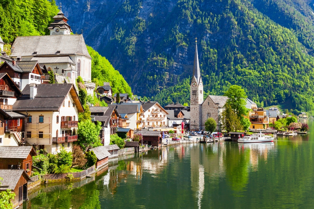 A képen ausztriai Hallstatt festői faluja és a Hallstatti-tó látható. - Z(s)eppelin utazás