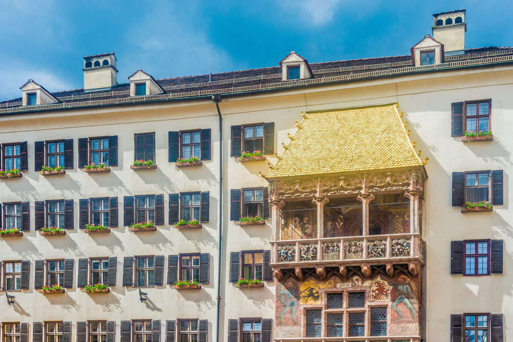 A kép az innsbrucki Aranytetőt (Goldenes Dachl) ábrázolja, amely a város egyik leghíresebb nevezetessége.  - Z(s)eppelin utazás