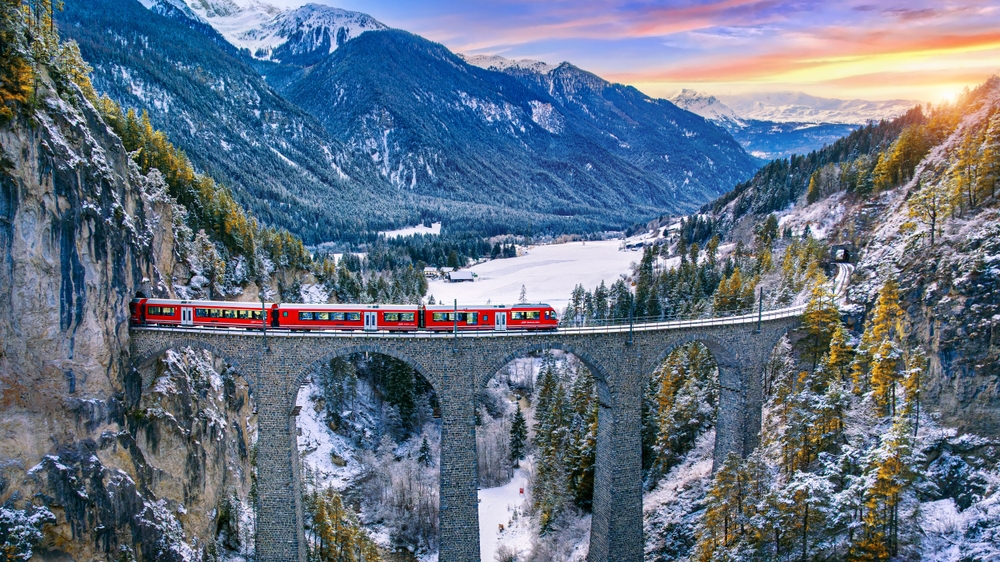 Ez egy kép a híres Landwasser-viaduktról Svájcban, amelyen áthalad a Rhaetian Railway piros vonata.  - Z(s)eppelin utazás