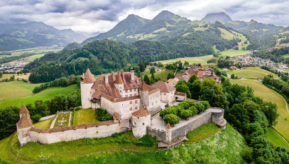 A képen a svájci Gruyères-i vár (Château de Gruyères) látható. - Z(s)eppelin utazás