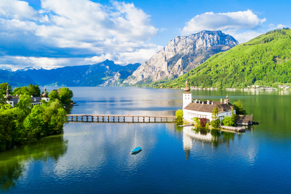 A képen az ausztriai Gmunden városában található Schloss Ort (Ort-kastély) látható, amely a Traunsee tavon épült.  - Z(s)eppelin utazás
