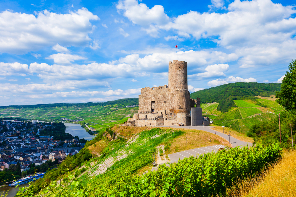 A képen a németországi Bernkastel-Kues felett magasodó Landshut várrom (Burg Landshut) látható a Mosel-völgyben.  - Z(s)eppelin utazás