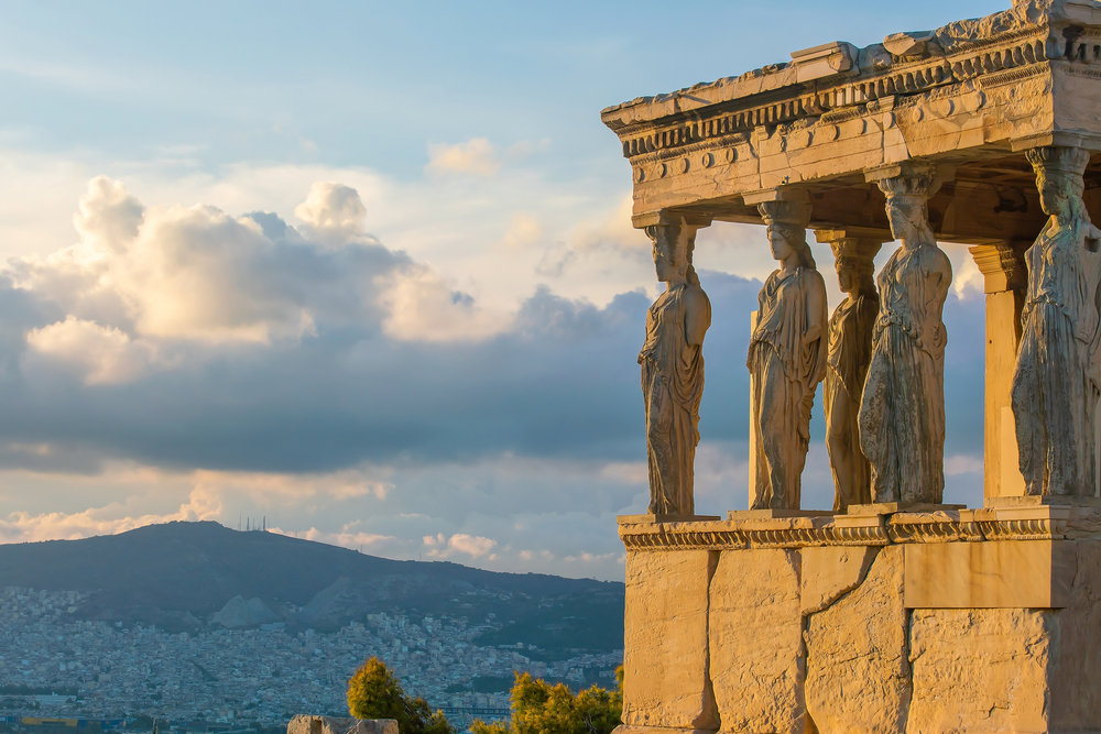 Ez a kép az athéni Akropoliszon található Erekhtheion épület kariatidáit ábrázolja naplementekor vagy napkeltekor.  - Z(s)eppelin utazás