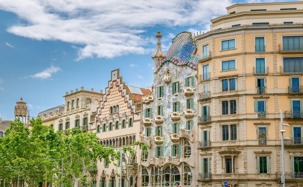 A képen a Casa Batlló látható, amely egy ikonikus épület Barcelonában.  - Z(s)eppelin utazás