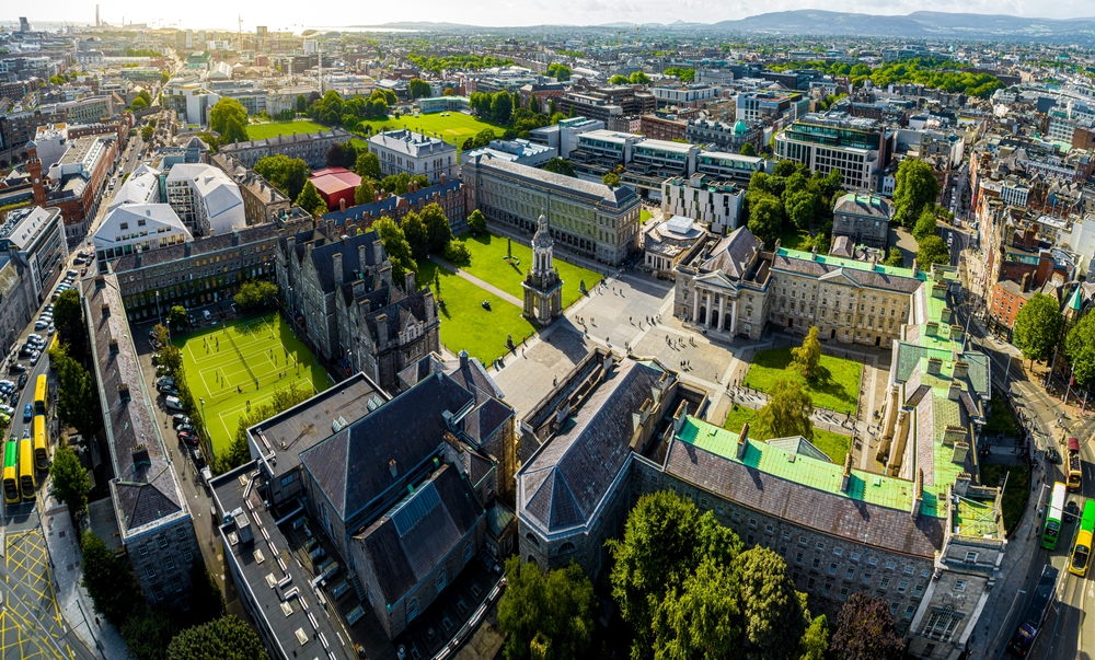 Légi felvétel a dublini Trinity College-ról.  - Z(s)eppelin utazás