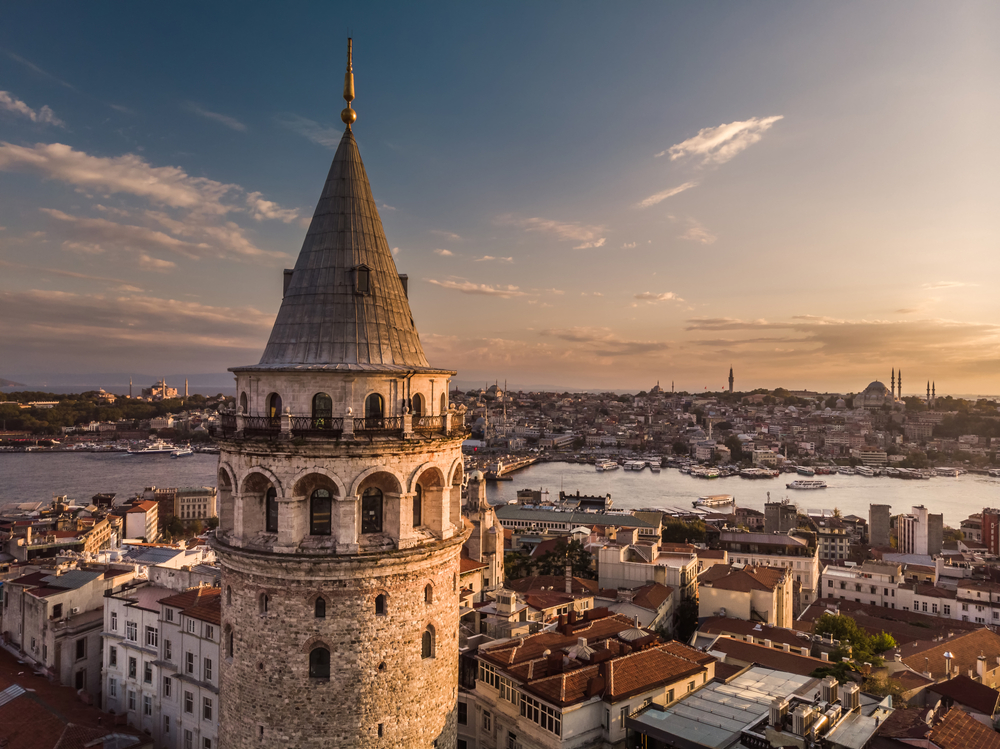 A képen a Galata-torony látható Isztambulban.  - Z(s)eppelin utazás