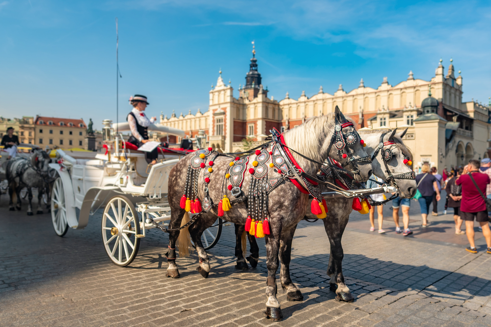 Ez a pillanat Krakkó főterét, a Rynek Główny-t ábrázolja az ikonikus lovaskocsikkal. - Z(s)eppelin utazás