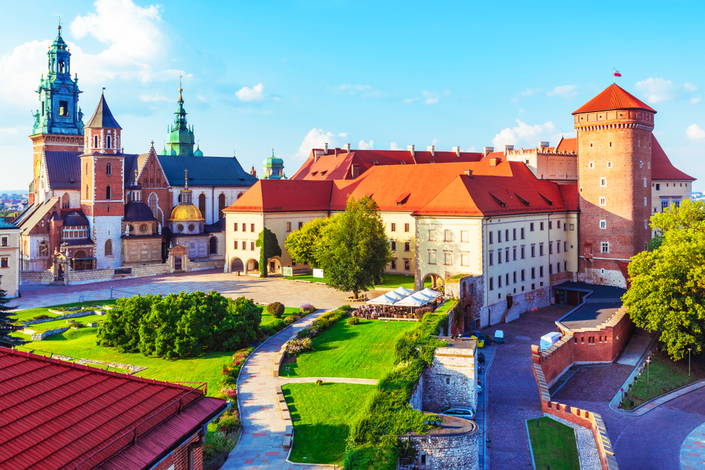 Ez a kép a krakkói Wawel királyi palotát és a Waweli székesegyházat ábrázolja, amely Lengyelország egyik legfontosabb történelmi és kulturális helyszíne.  - Z(s)eppelin utazás