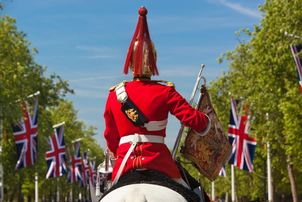 A képen a brit háztartási lovasság (Household Cavalry) egyik tagja látható, teljes díszegyenruhában, lóháton, a The Mall sugárúton Londonban.  - Z(s)eppelin utazás
