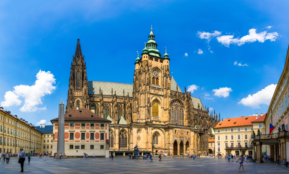 A képen a prágai Szent Vitus-székesegyház látható. Ez Csehország legfontosabb temploma, a prágai érsek székhelye, amely a prágai vár közepén található.  - Z(s)eppelin utazás