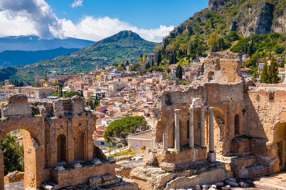 Ez a kép az Olaszországban, Szicíliában található Taormina ókori színházának (Teatro Antico di Taormina) romjait ábrázolja.  - Z(s)eppelin utazás