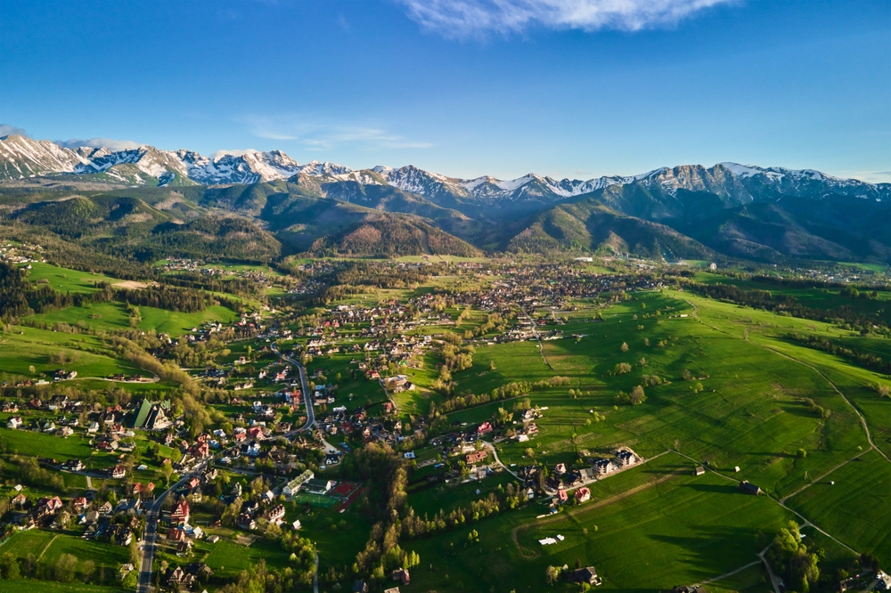 Ez a kép a Magas-Tátra hegyvonulatát ábrázolja, a lengyelországi Zakopane városára nézve. A kép a Giewont-csúcsot is magában foglalja, amely a jellegzetes fémkeresztjéről ismert.  - Z(s)eppelin utazás