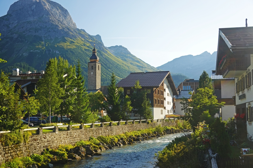 A képen látható helyszín a festői alpesi falu, Lech am Arlberg Ausztriában, Vorarlberg tartományban.  - Z(s)eppelin utazás