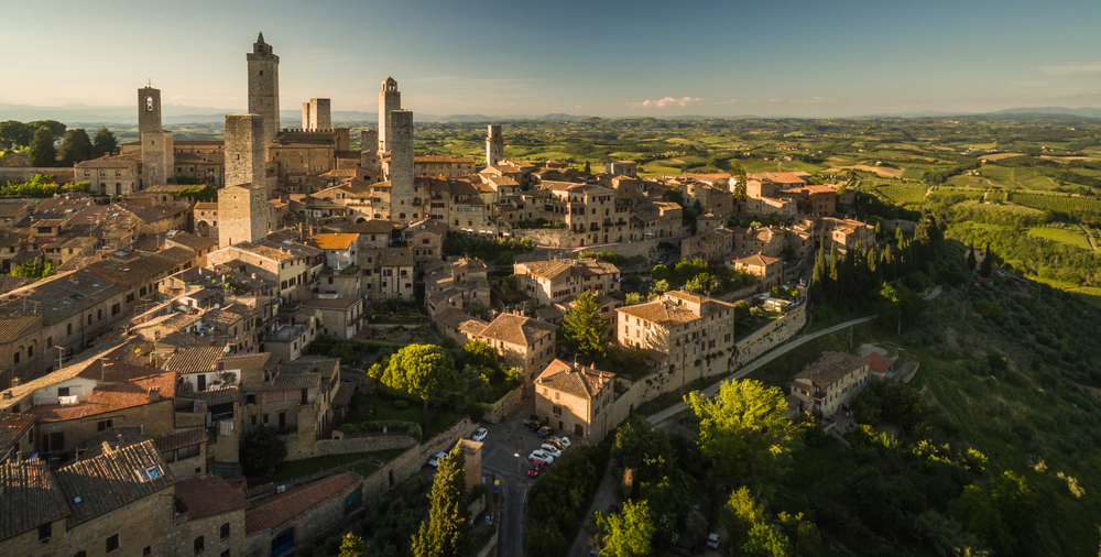 A képen látható város San Gimignano, egy dombtetőn épült középkori település Toszkánában, Olaszországban.  - Z(s)eppelin utazás