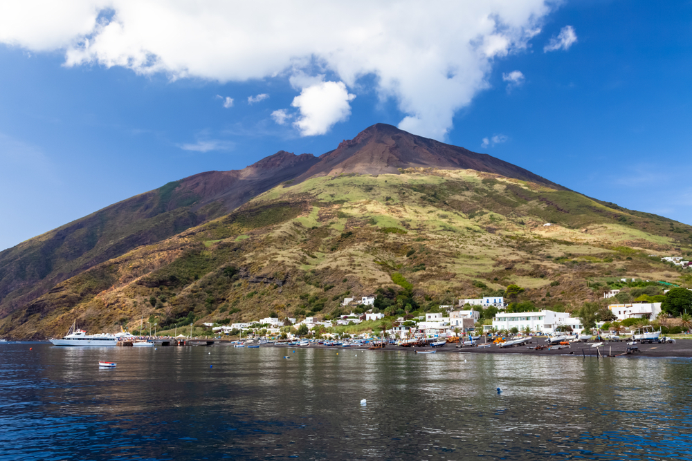A képen a Stromboli látható, amely a Tirrén-tengerben, Szicíliától északra elhelyezkedő Lipari-szigetek legészakibb tagja.  - Z(s)eppelin utazás